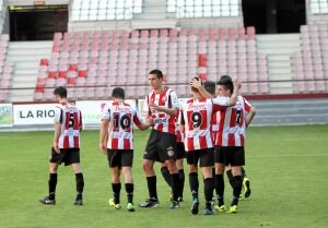 Los jugadores blanquirrojos felicitan a Metola, autor del segundo tanto tras un excelente remate de cabeza. ::
FOTOS: JAVIER GOICOECHEA