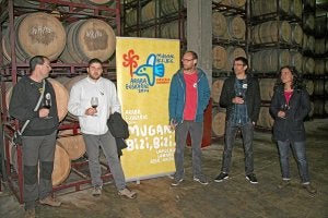 Los bertsolaris conocieron el proceso de elaboración del vino antes de la comida. /I. Muro