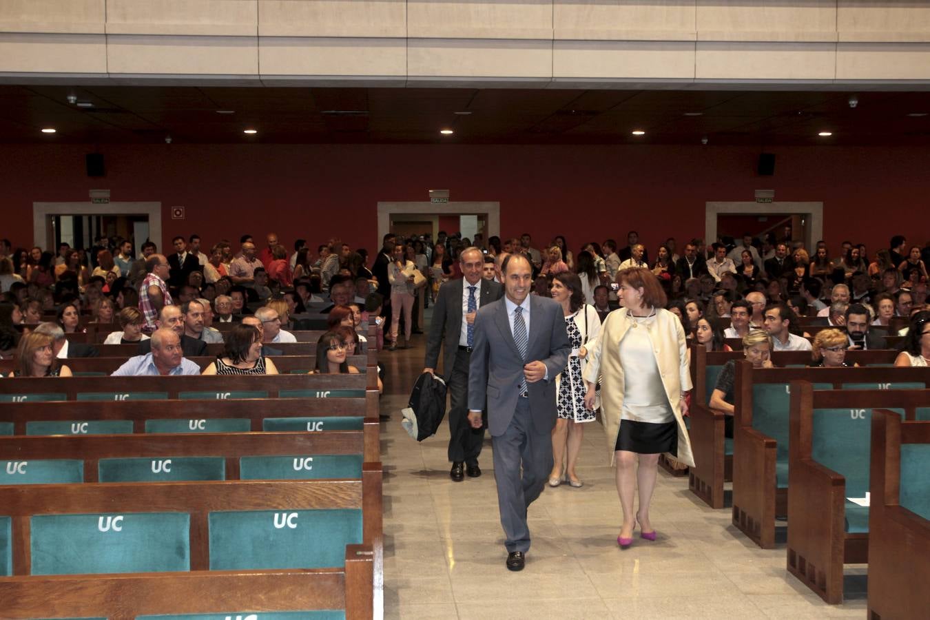 Los primeros grauados en Direción y Administración de Empresas d ela UC se gradúan