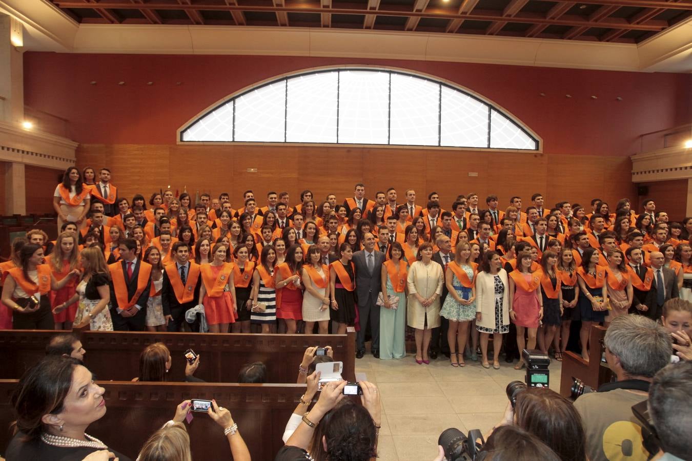 Los primeros grauados en Direción y Administración de Empresas d ela UC se gradúan