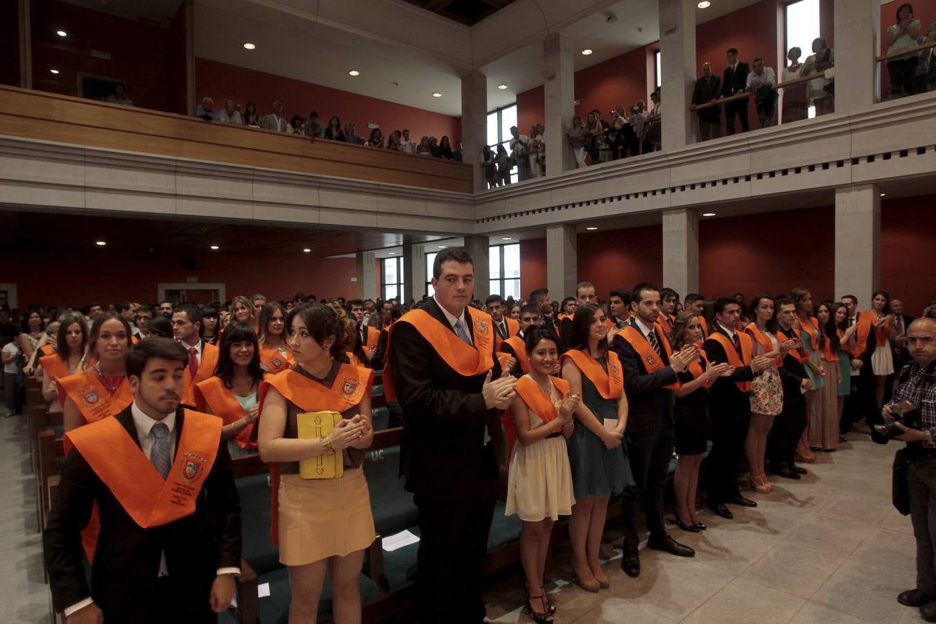Los primeros grauados en Direción y Administración de Empresas d ela UC se gradúan