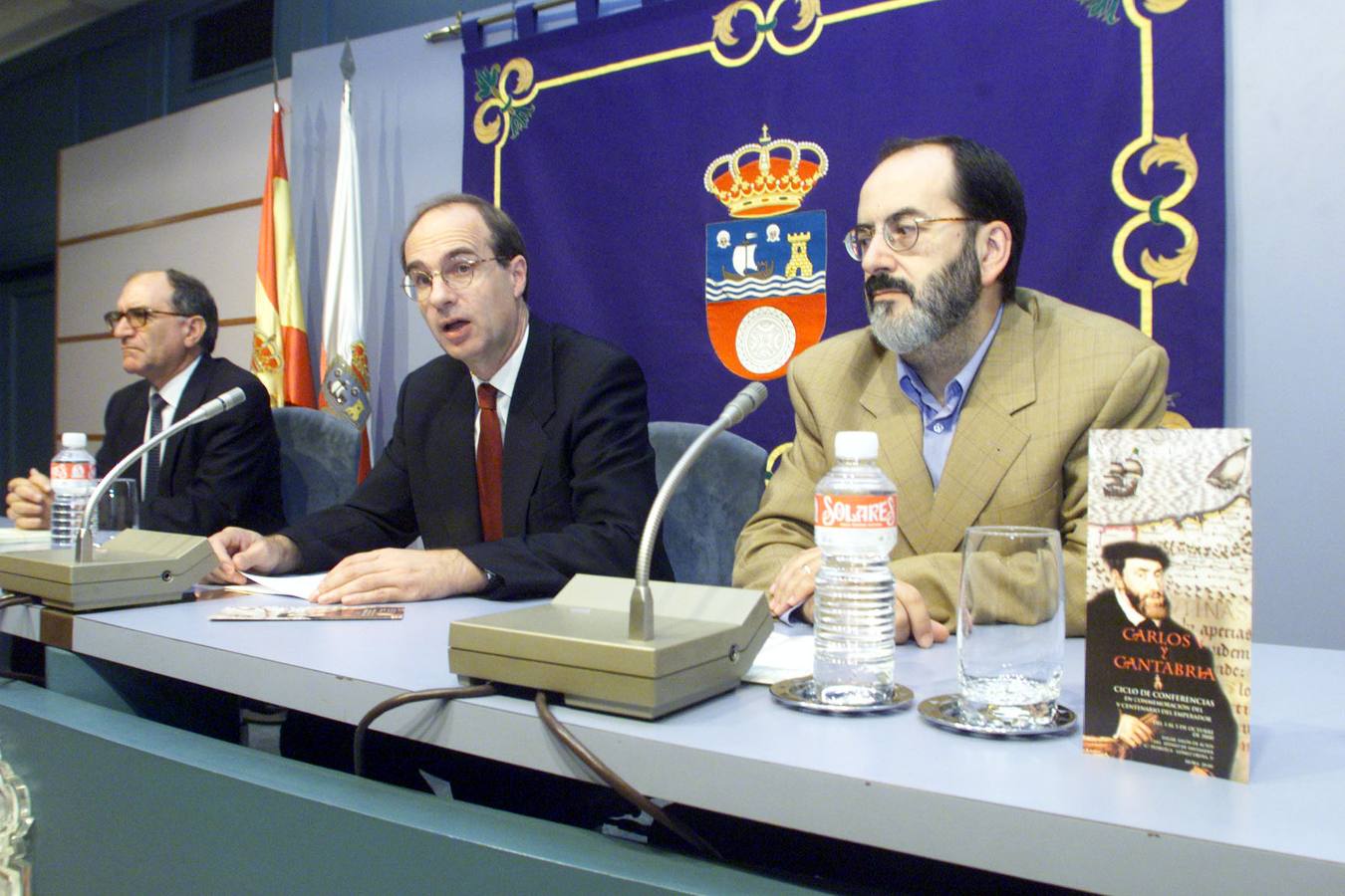 Adolfo Alonso, José Antonio Cagigas y José Luis Casado Soto durante la presentación del ciclo de conferencias "Carlos V y Cantabria", en el Ateneo.