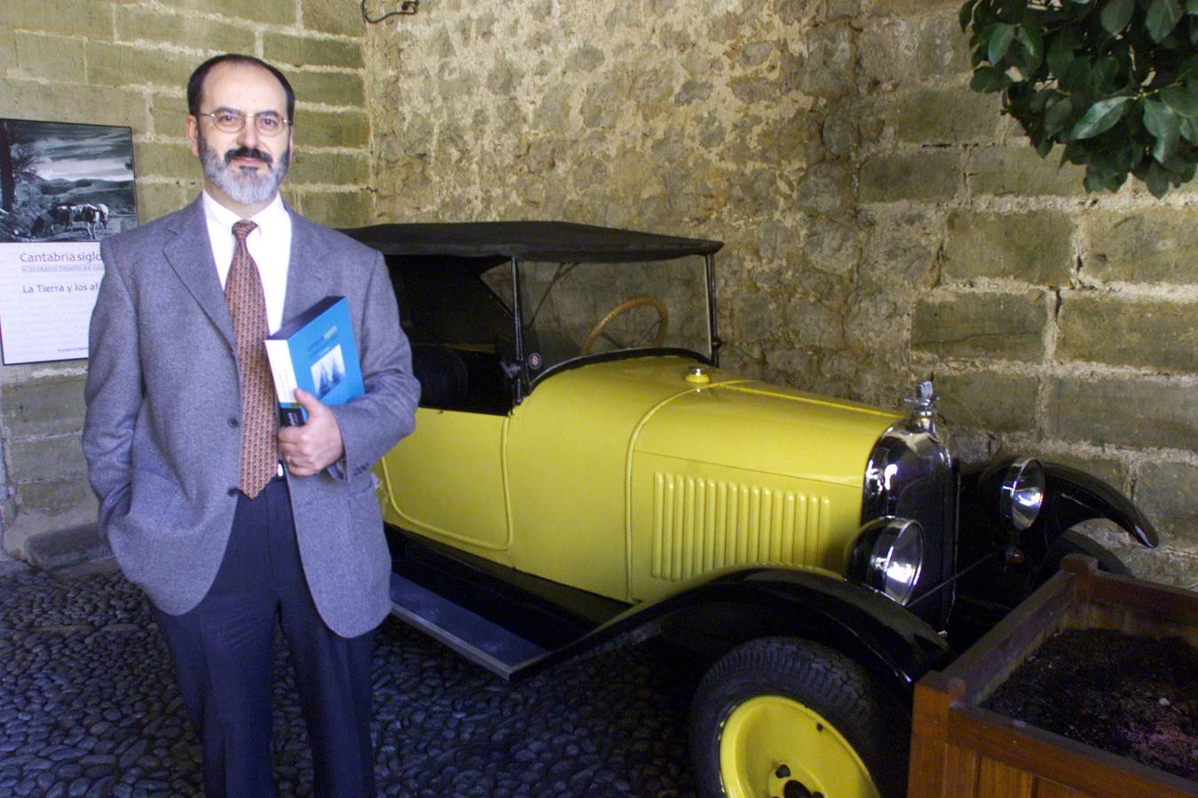 José Luis Casado Soto, comisario de la exposición "Cantabria siglo XX. Acelerado tiempo de cambios", en la Fundación Santillana