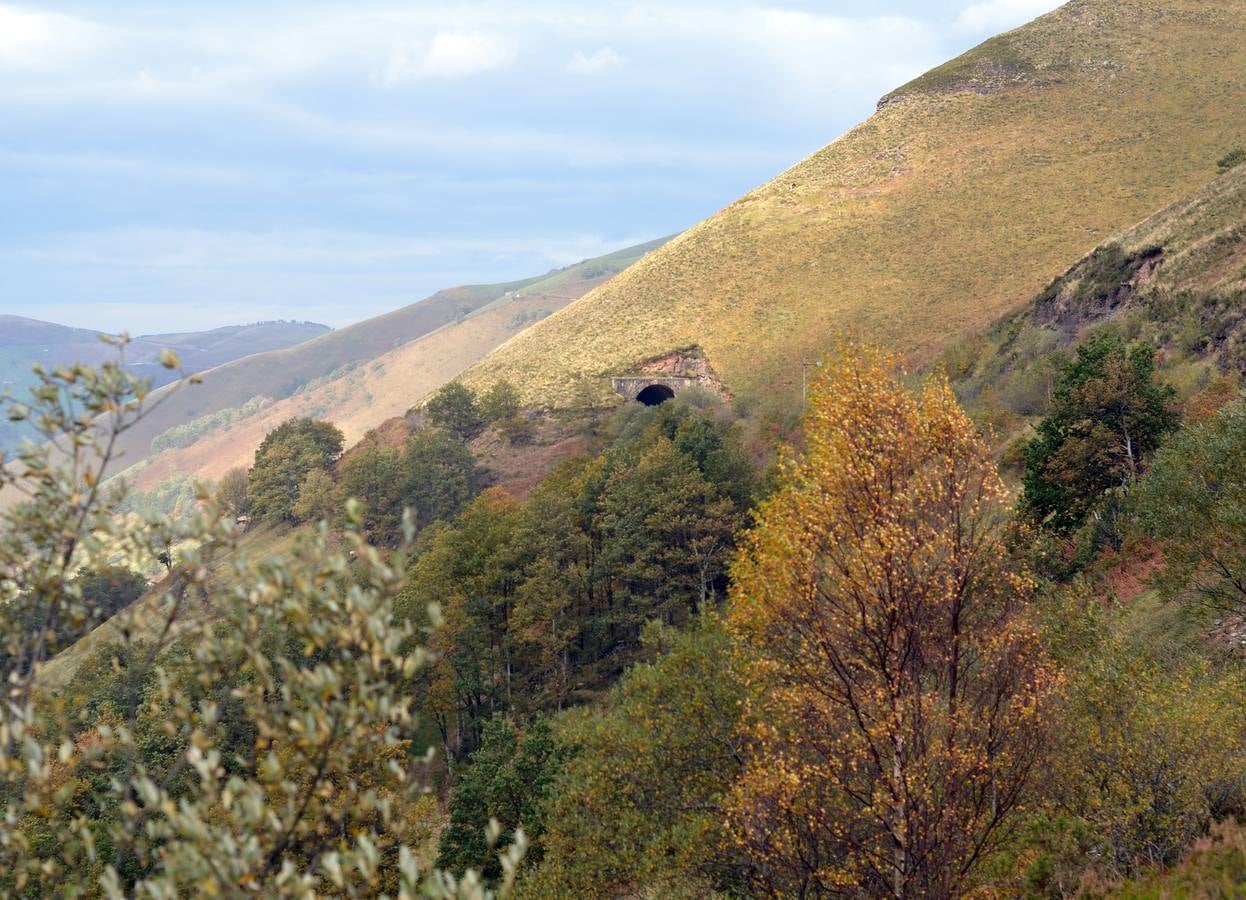 Una de las magníficas panorámicas desde la senda del ferrocarril en Yera.