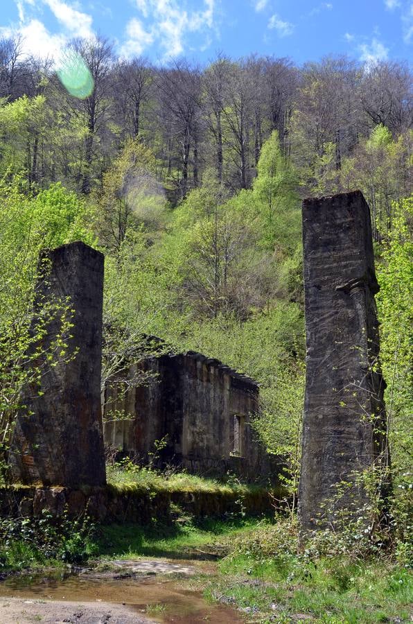 Ruinas de los edificios construidos junto a la boca norte del túnel de La Engaña.