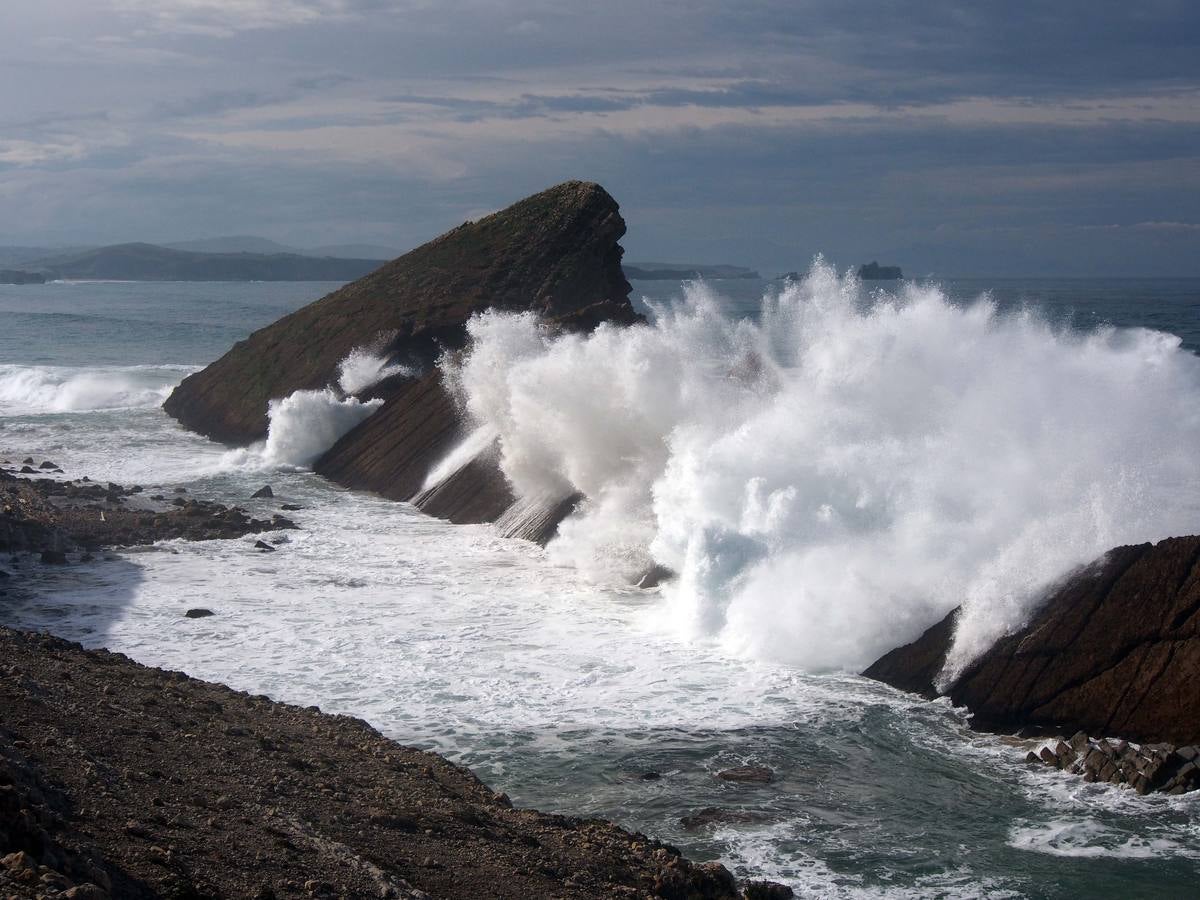 Las olas dibujan el paisaje de Costa Quebrada