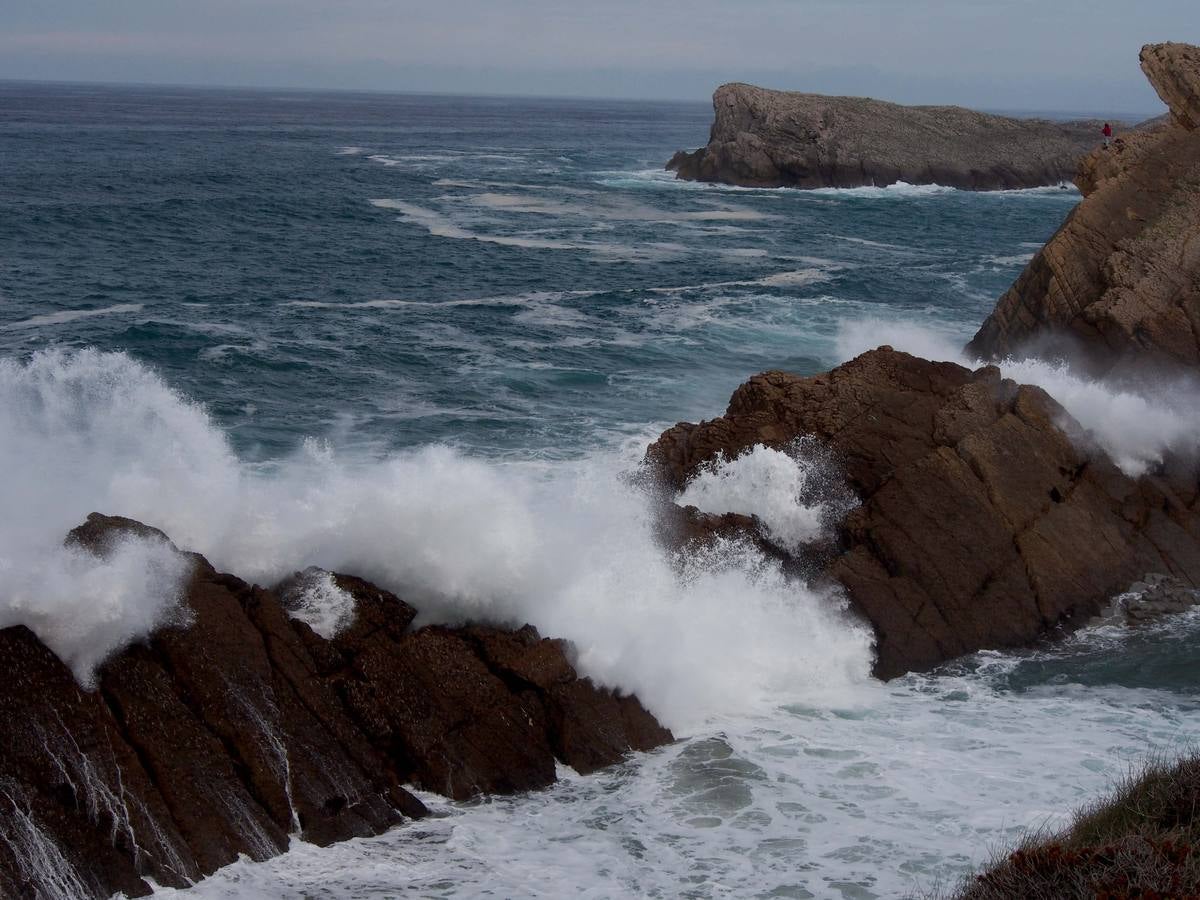 Las olas dibujan el paisaje de Costa Quebrada