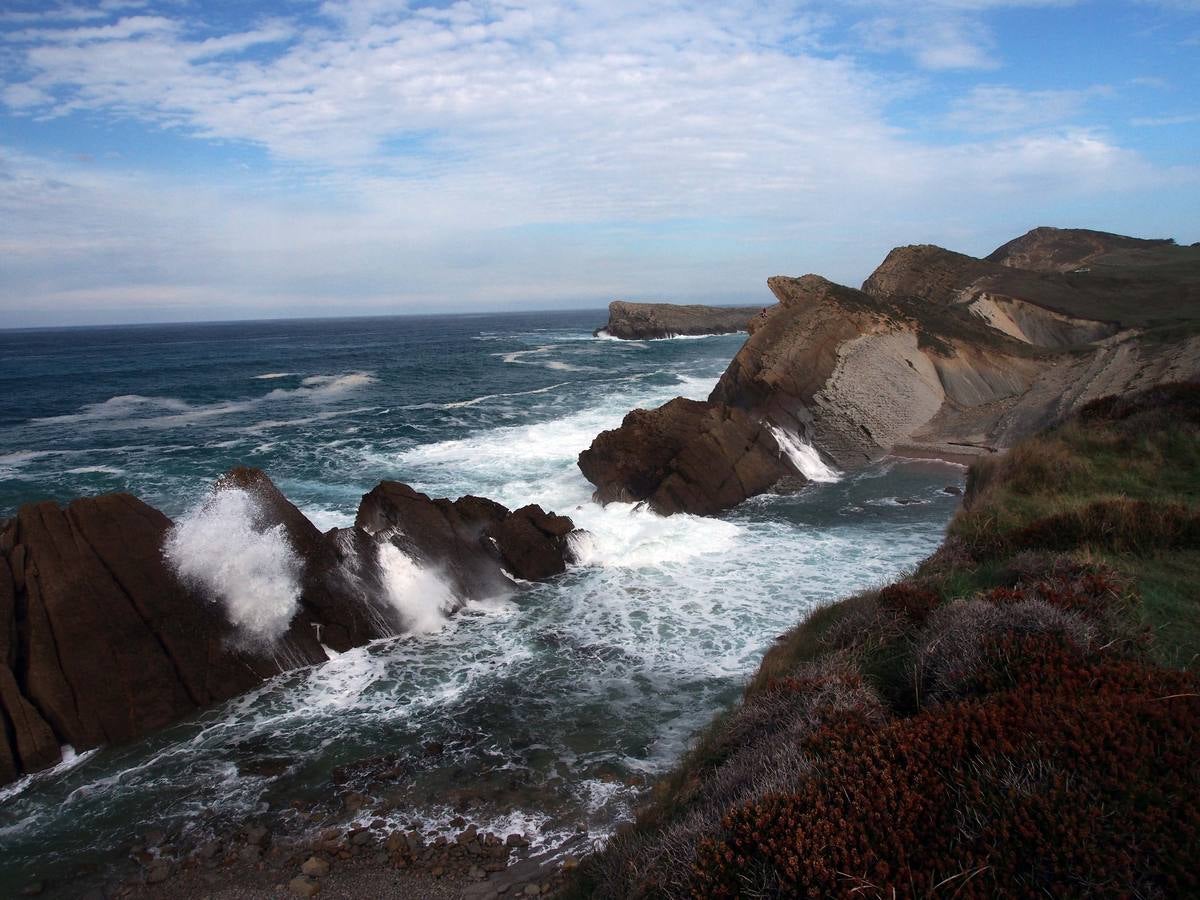 Las olas dibujan el paisaje de Costa Quebrada