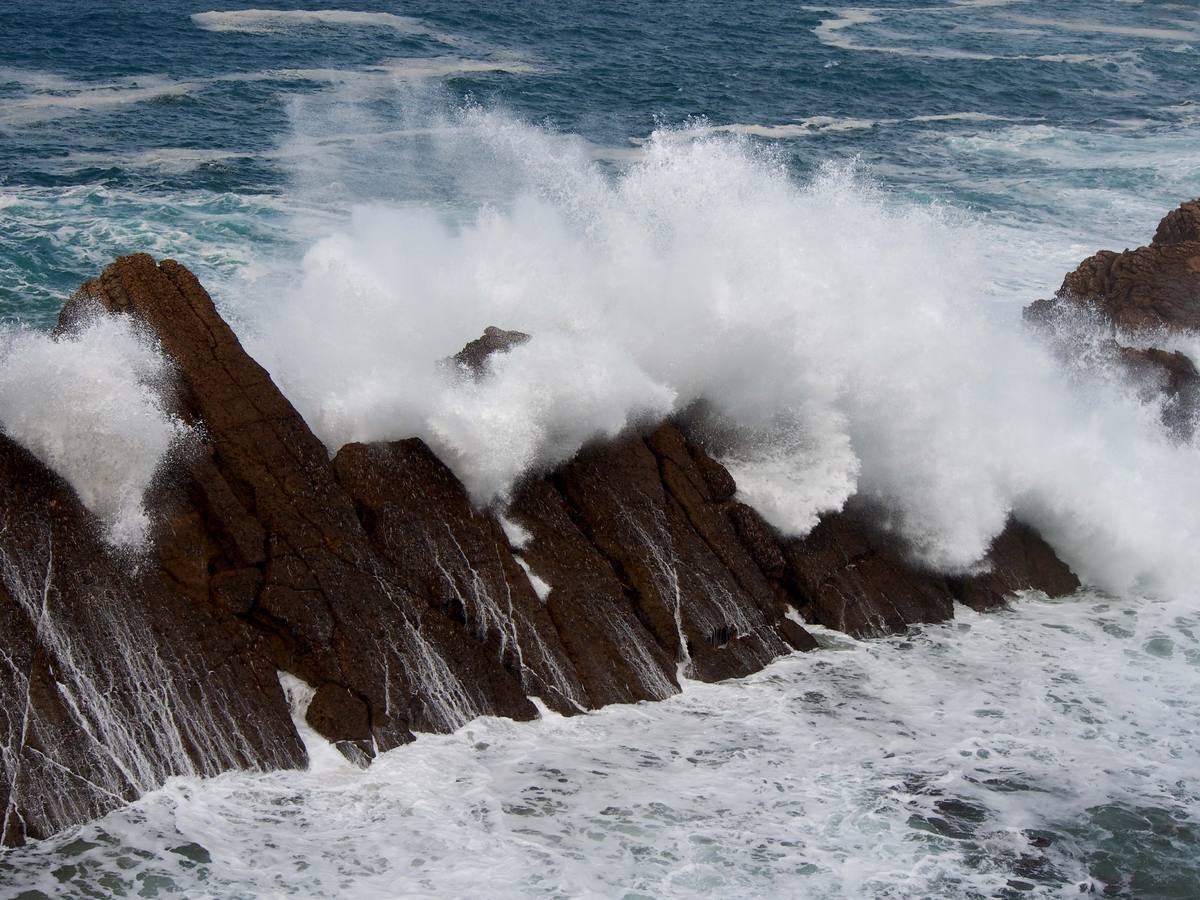 Las olas dibujan el paisaje de Costa Quebrada