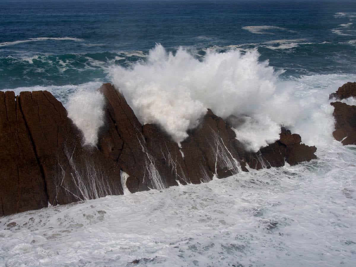 Las olas dibujan el paisaje de Costa Quebrada
