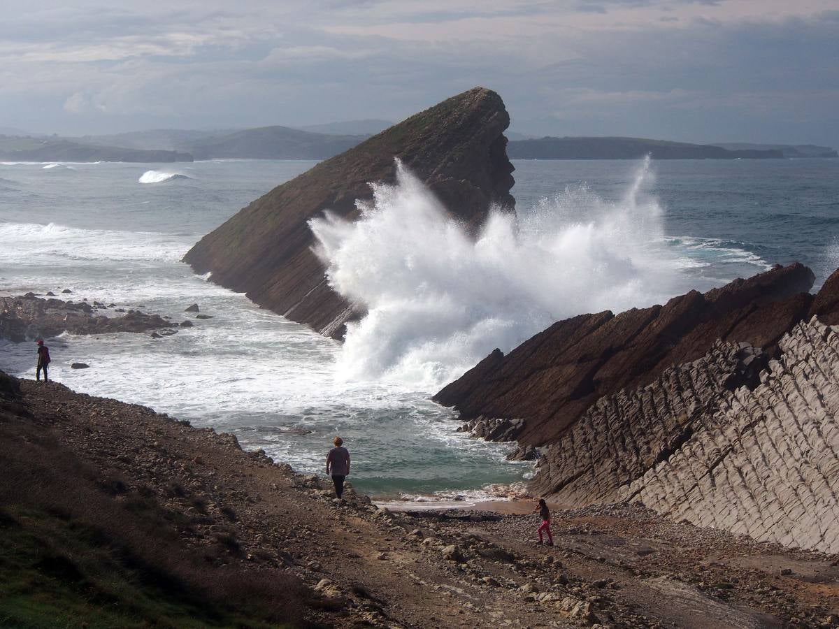 Las olas dibujan el paisaje de Costa Quebrada