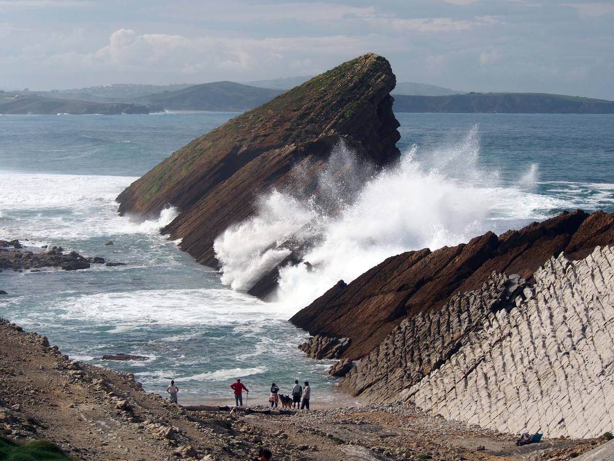 Las olas dibujan el paisaje de Costa Quebrada
