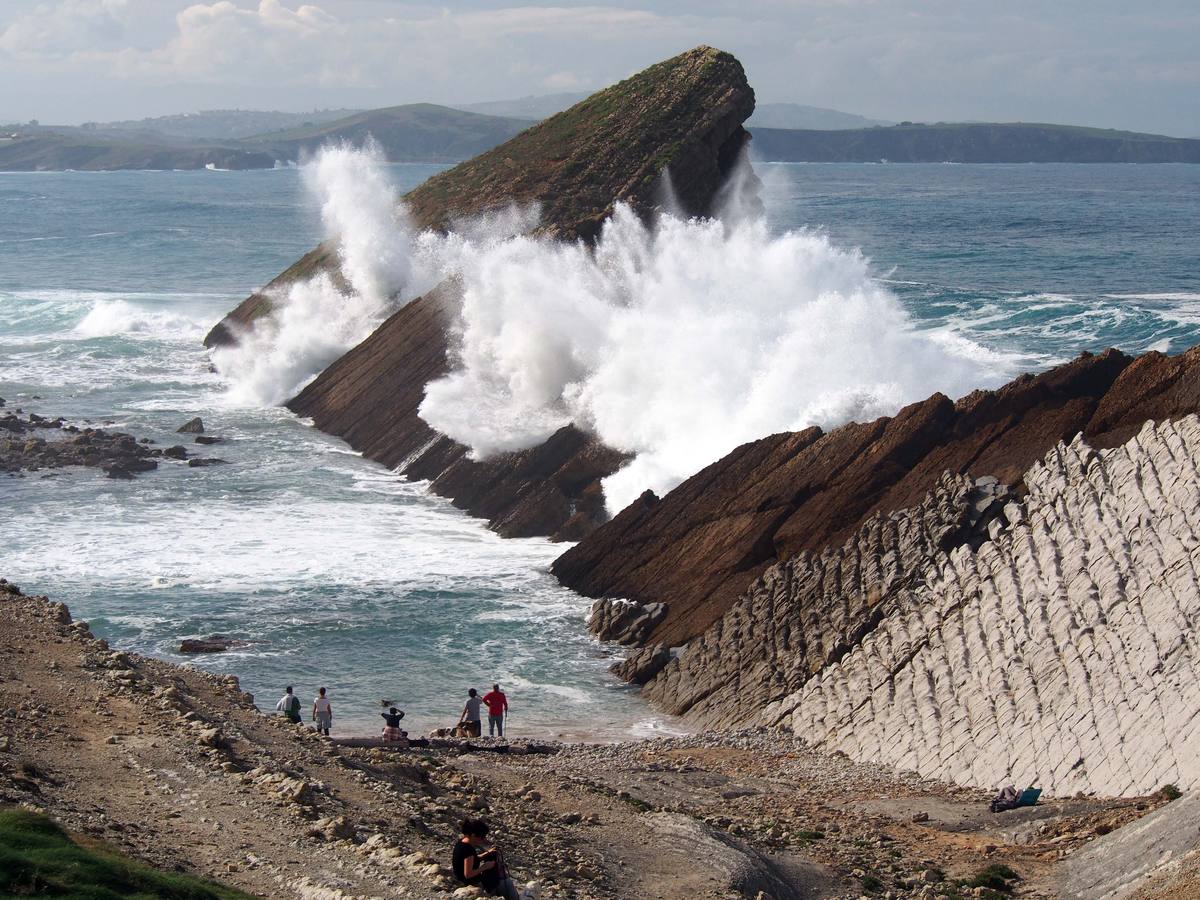 Las olas dibujan el paisaje de Costa Quebrada
