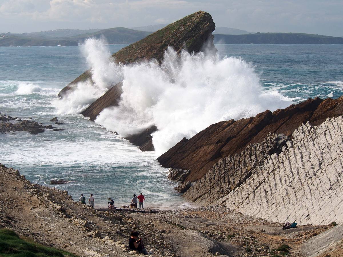 Las olas dibujan el paisaje de Costa Quebrada
