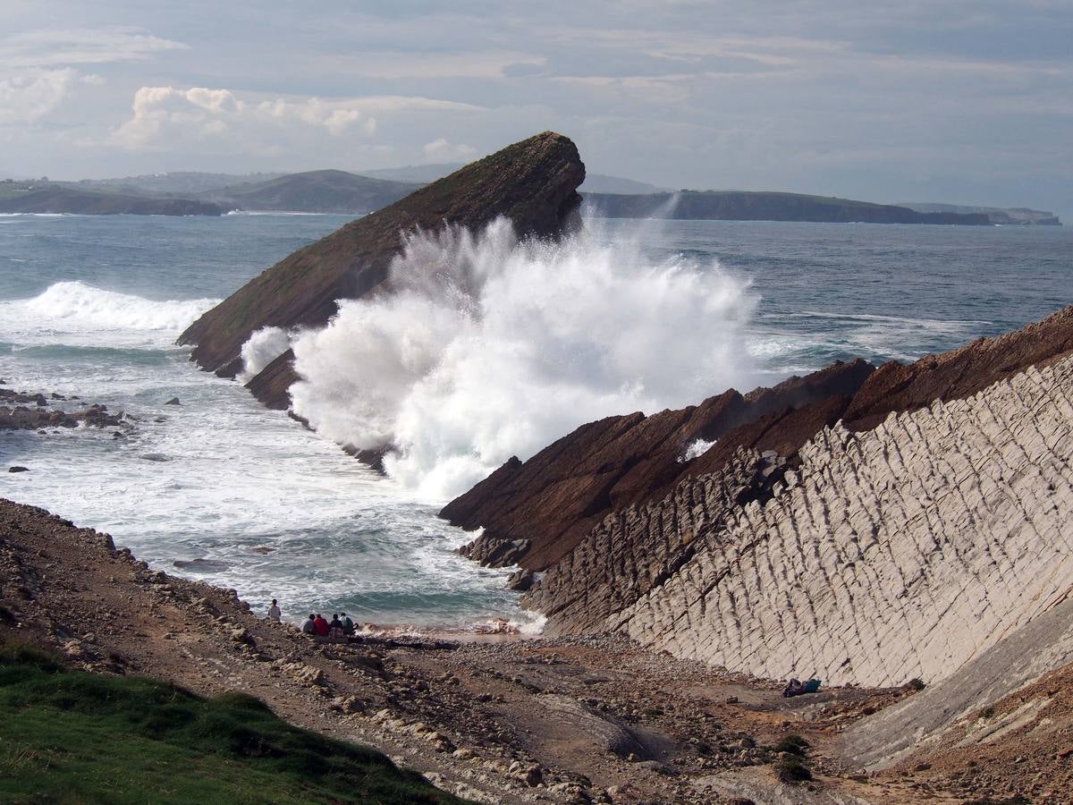 Las olas dibujan el paisaje de Costa Quebrada