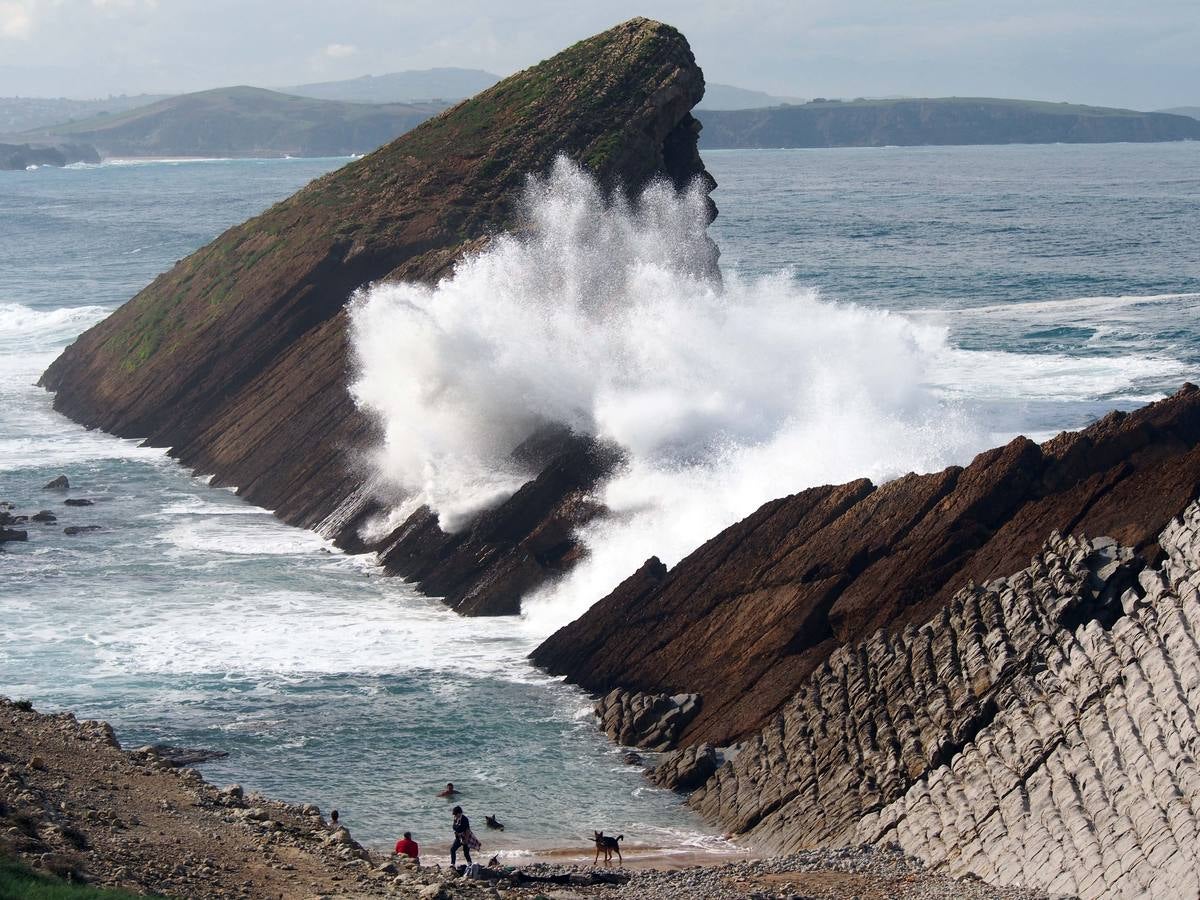 Las olas dibujan el paisaje de Costa Quebrada