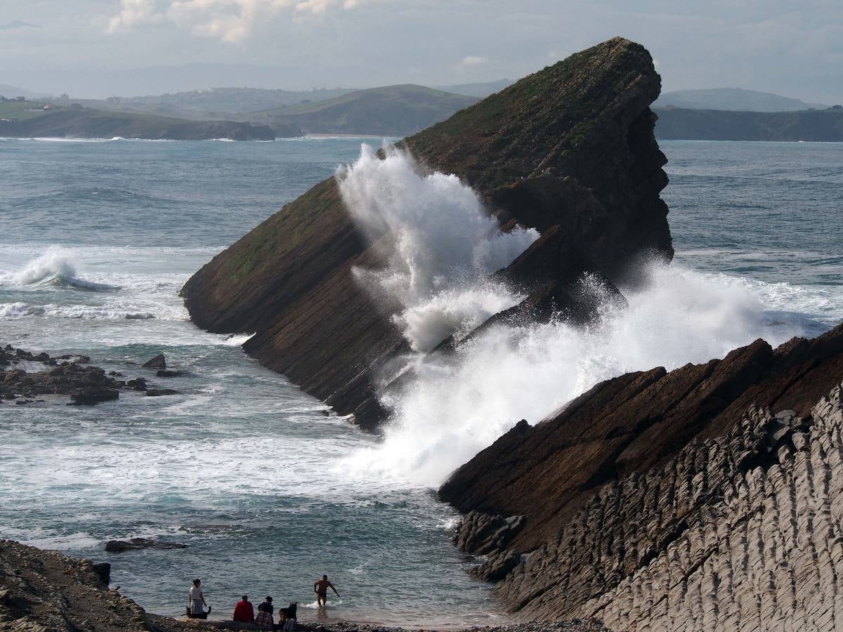 Las olas dibujan el paisaje de Costa Quebrada