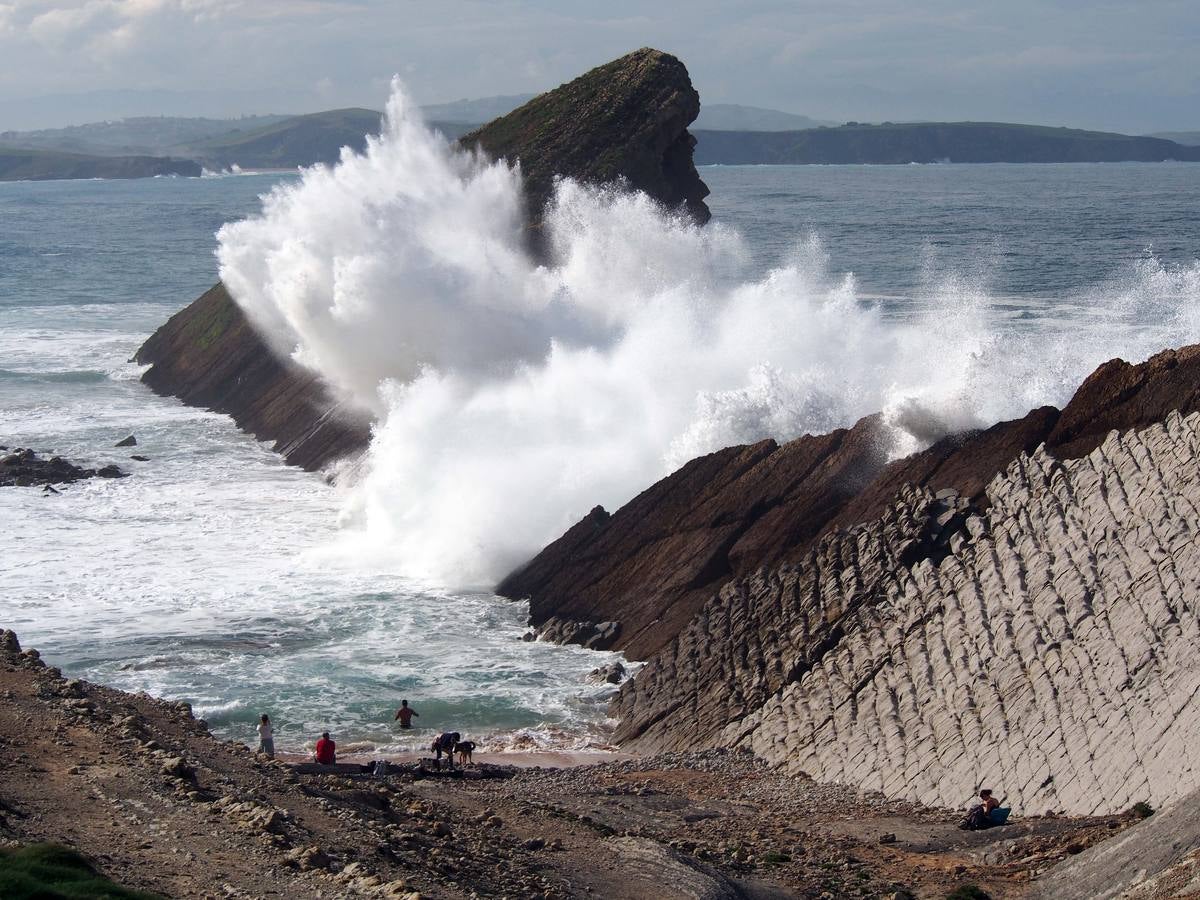 Las olas dibujan el paisaje de Costa Quebrada