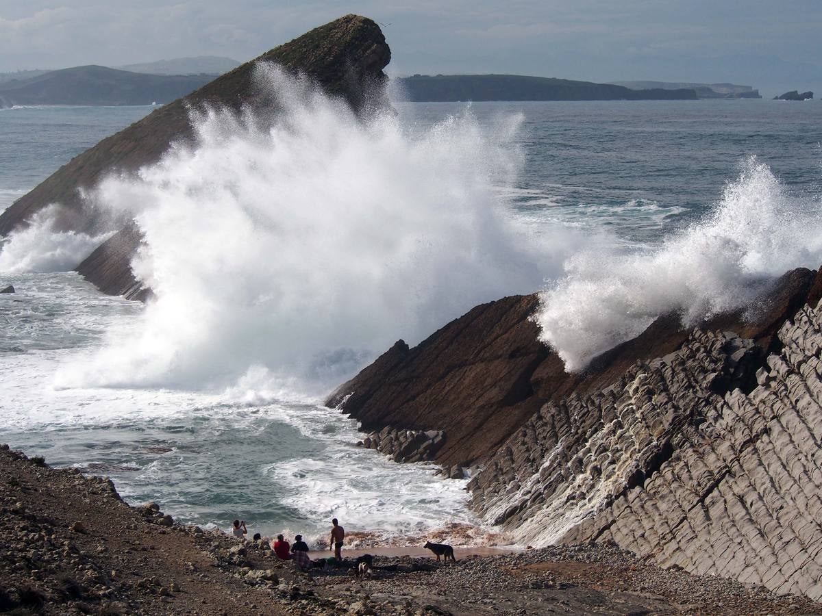 Las olas dibujan el paisaje de Costa Quebrada