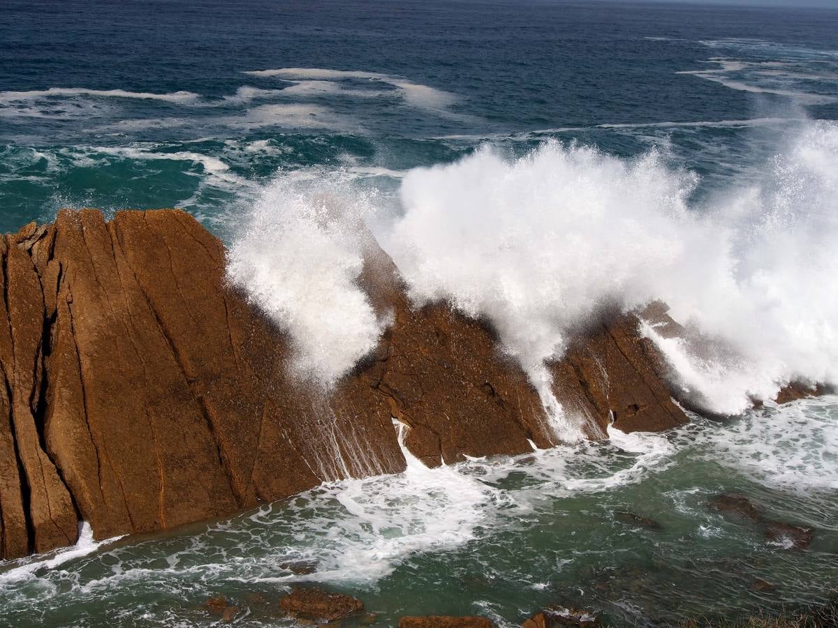 Las olas dibujan el paisaje de Costa Quebrada