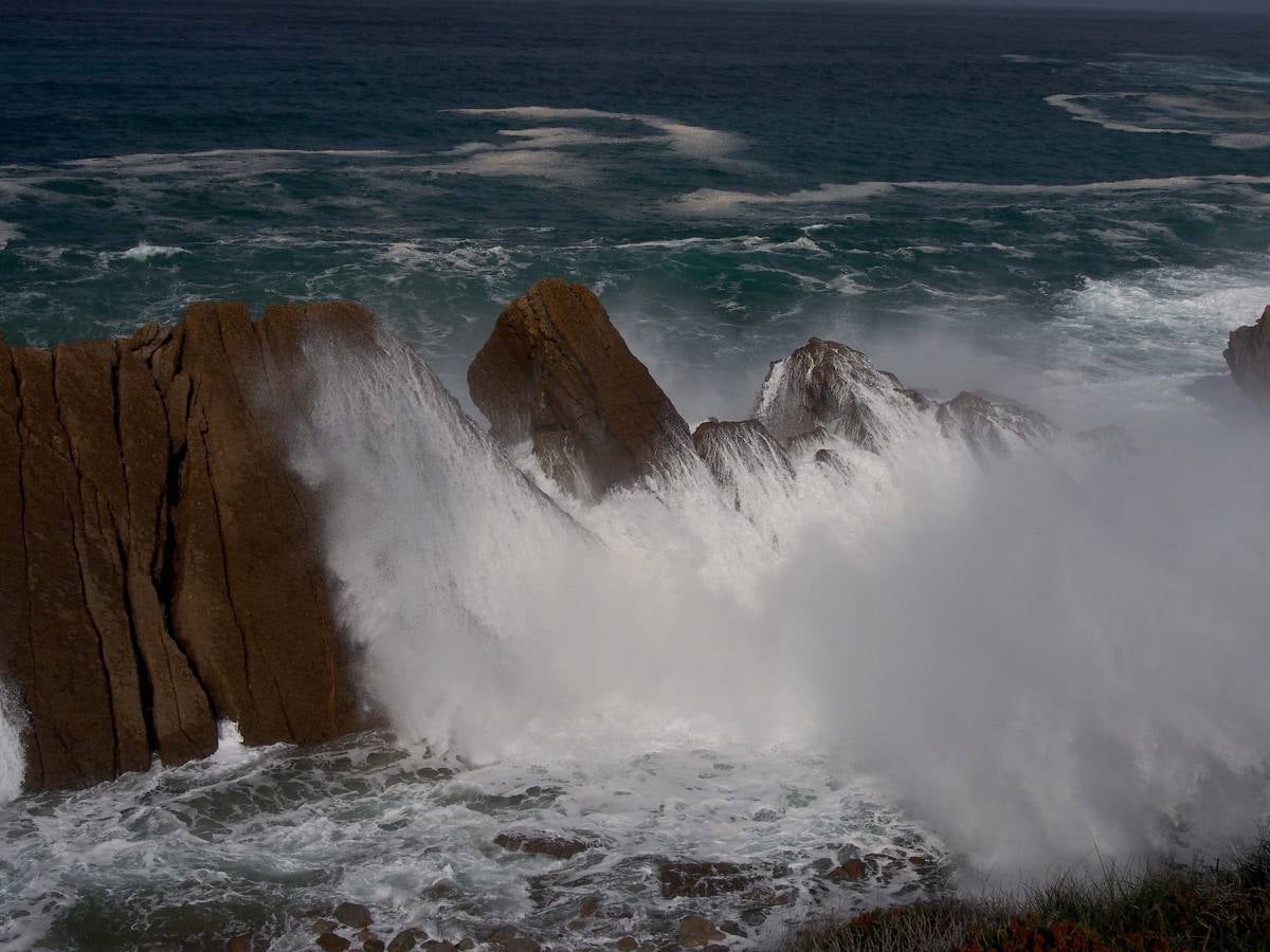 Las olas dibujan el paisaje de Costa Quebrada