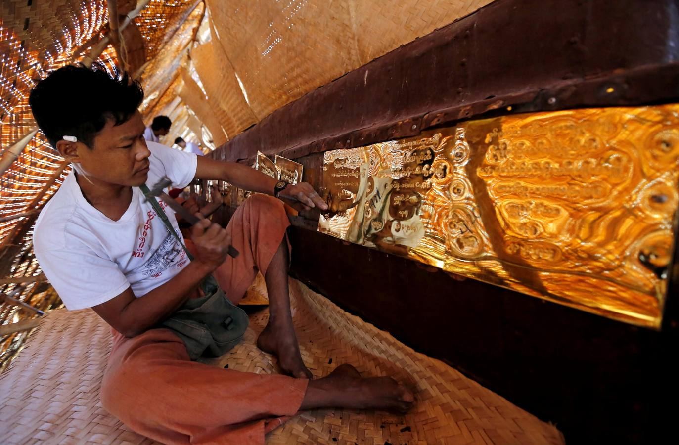 Las tareas de restauración buscan devolver al templo su tradicional tono dorado.