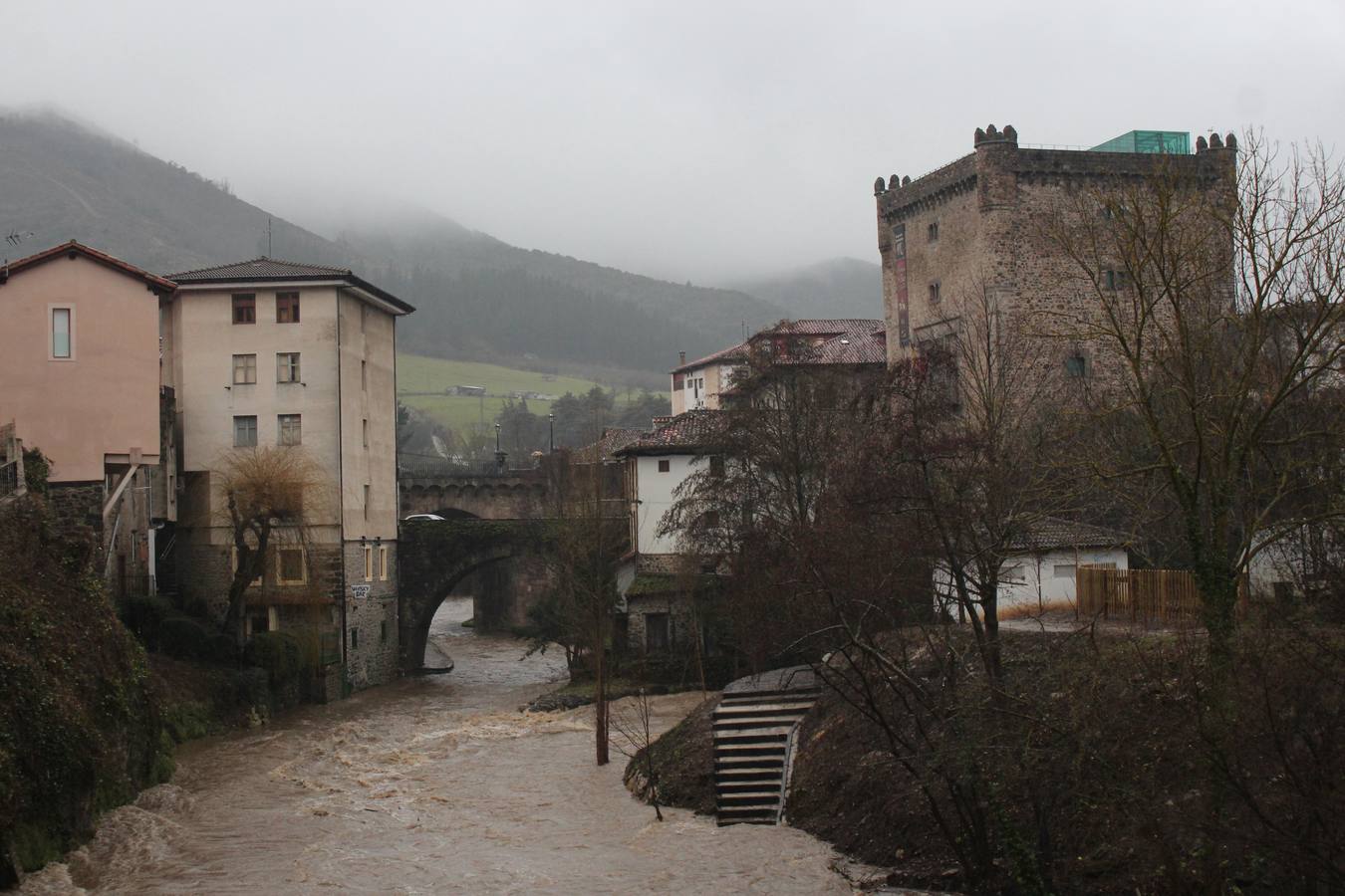 El río Deva se desborda a su paso por Potes