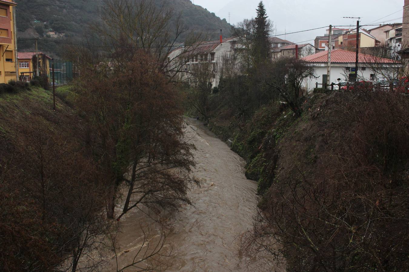 El río Deva se desborda a su paso por Potes