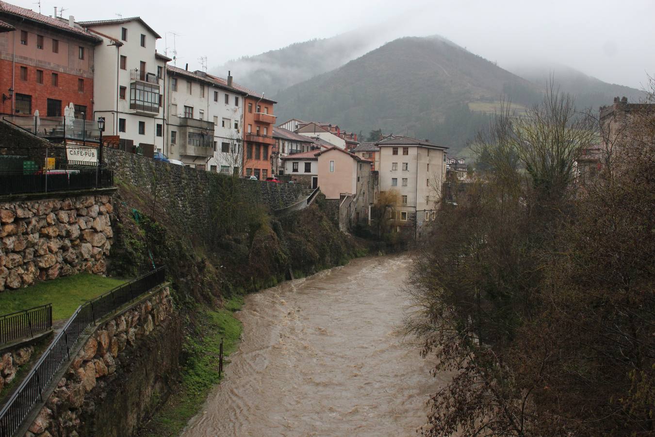 El río Deva se desborda a su paso por Potes