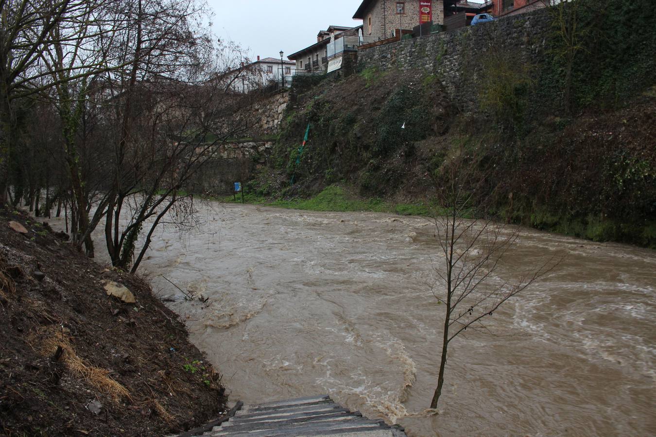 El río Deva se desborda a su paso por Potes