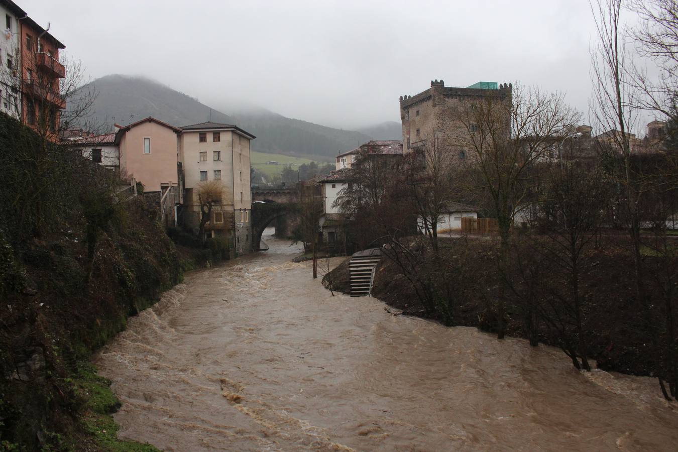 El río Deva se desborda a su paso por Potes