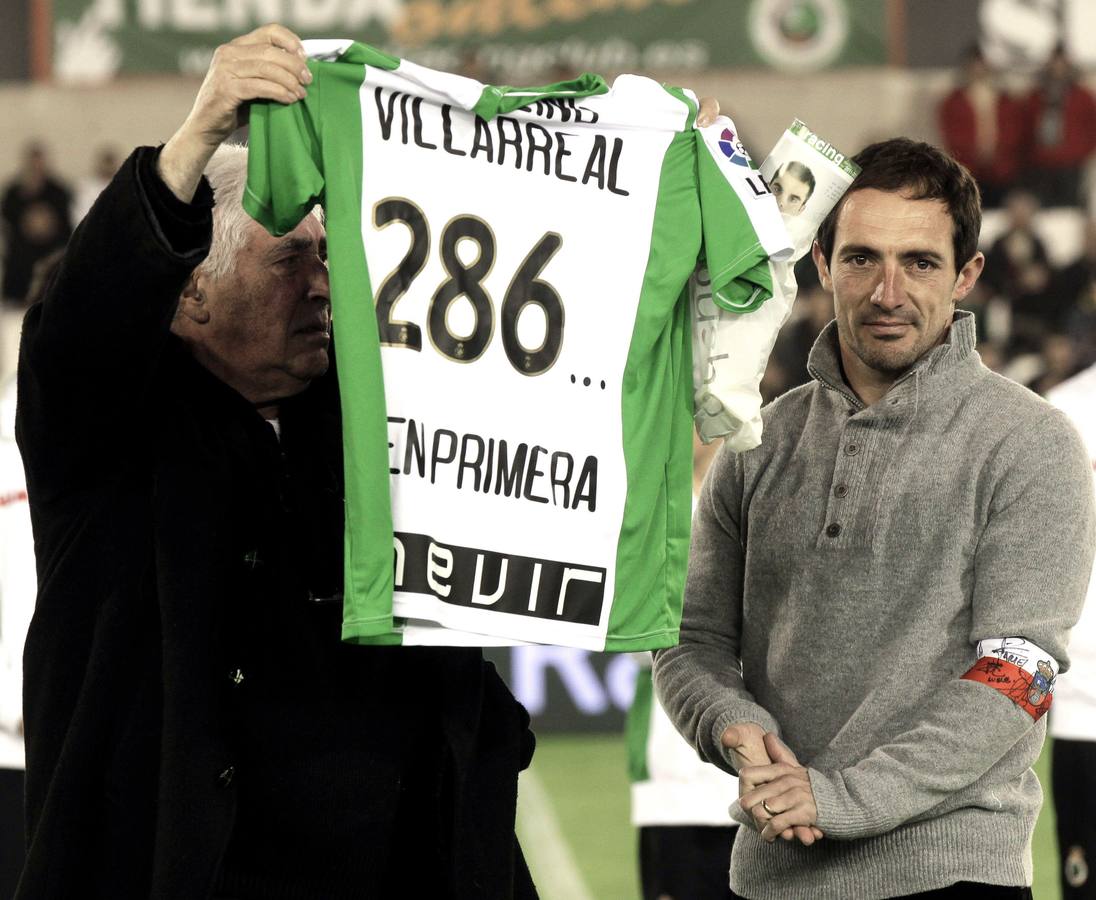 El sacerdote del Barrio Pesquero Alberto Picó, muestra una camiseta con los partidos jugados por el capitán del Racing de Santander en Primera división