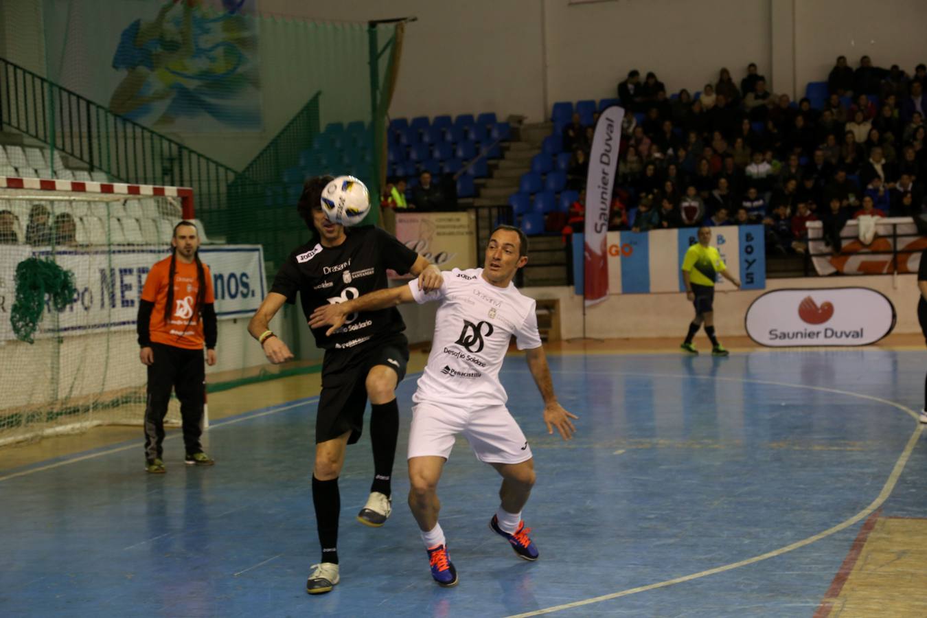 Amavisca y Munitis pelean por el balón en el partido Desafío Solidario, en La Albericia