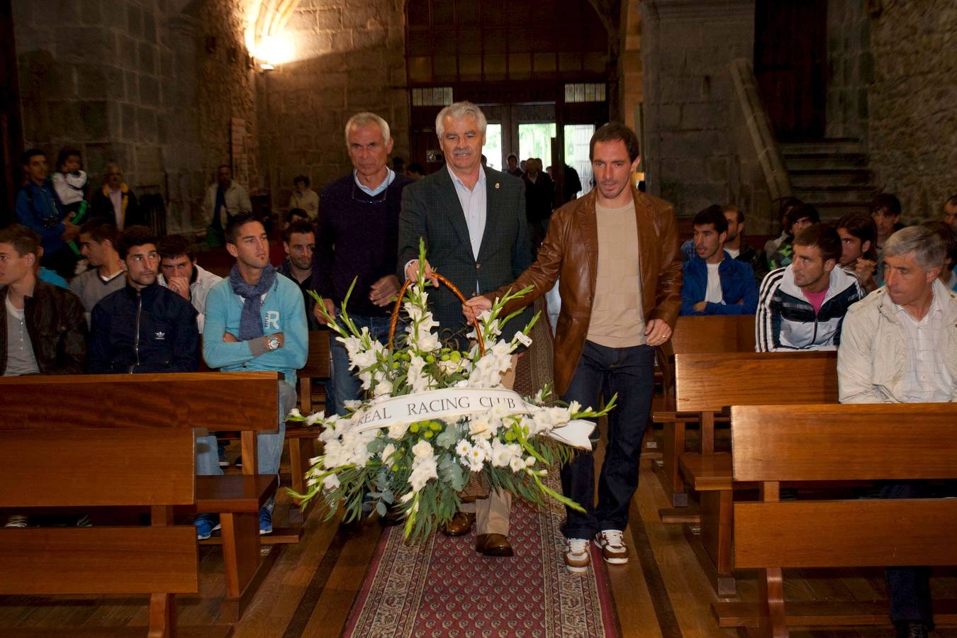 Ofrenda floral del club a la Virgen Bien Aparecida en su santuario