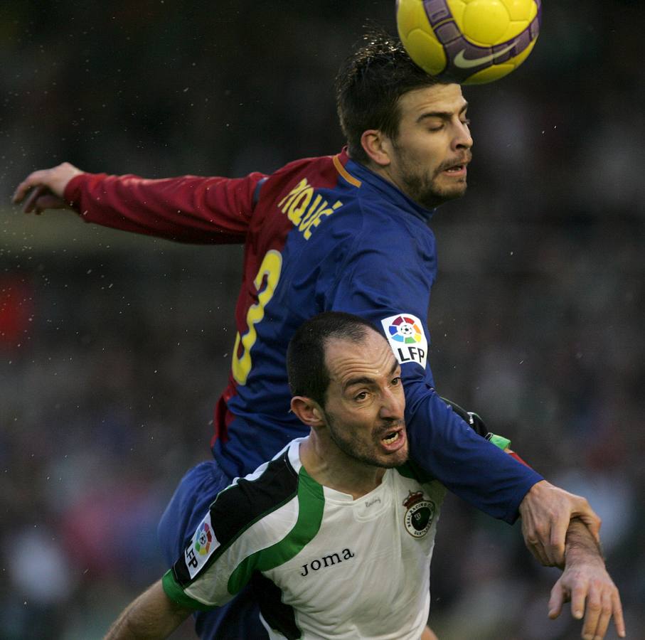 Pedro Munitis en una jugada junto a Piqué