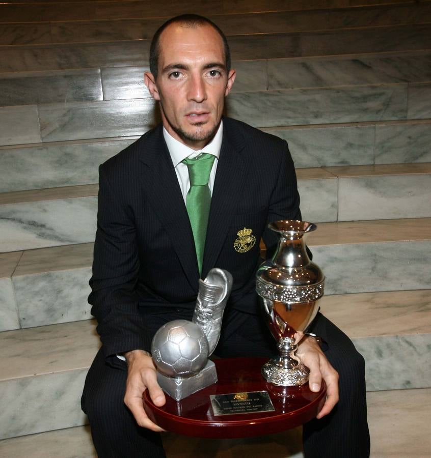 El futbolista del Racing Pedro Munitis recibe el Trofeo Chisco
