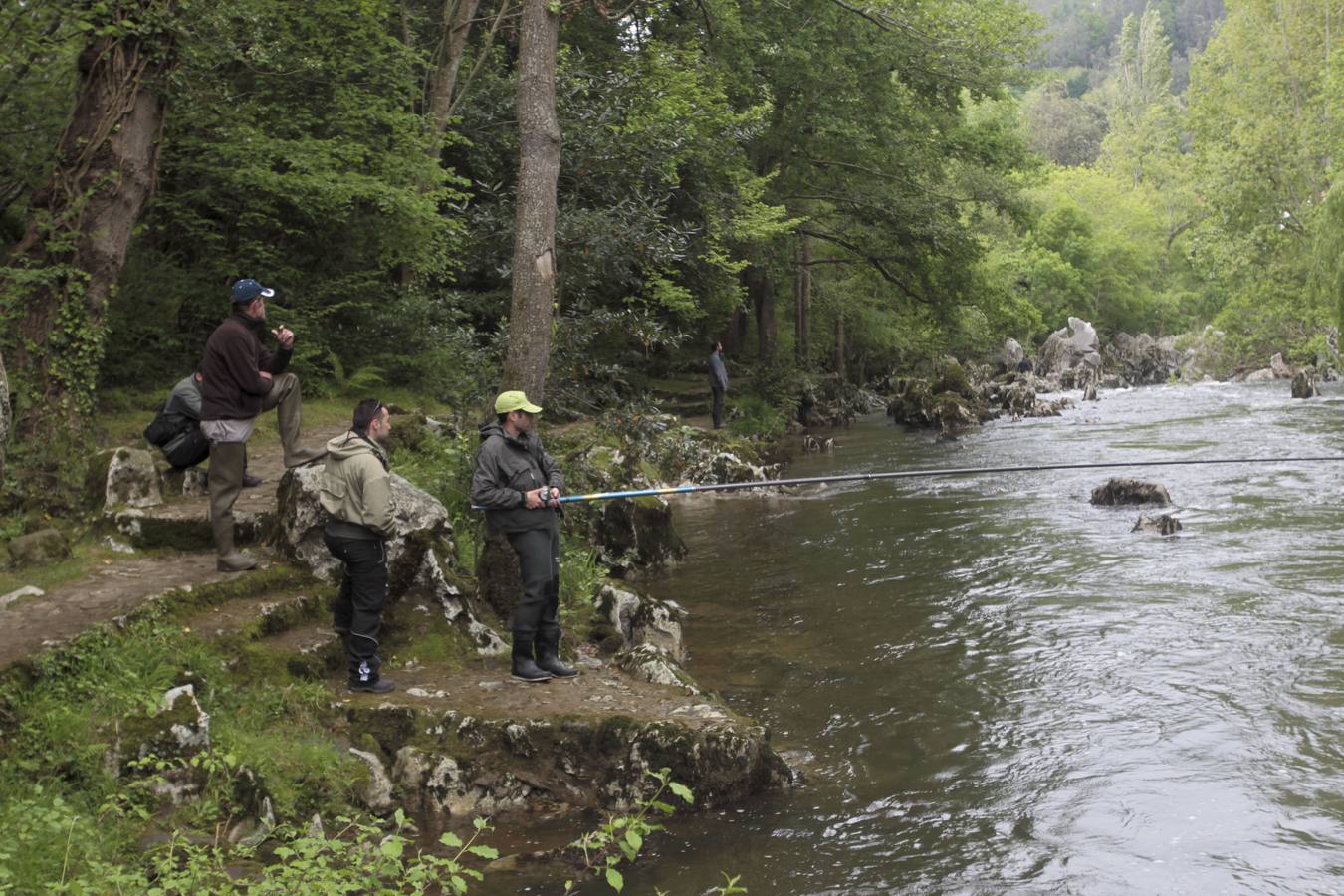 Pesca de salmón en el río Pas