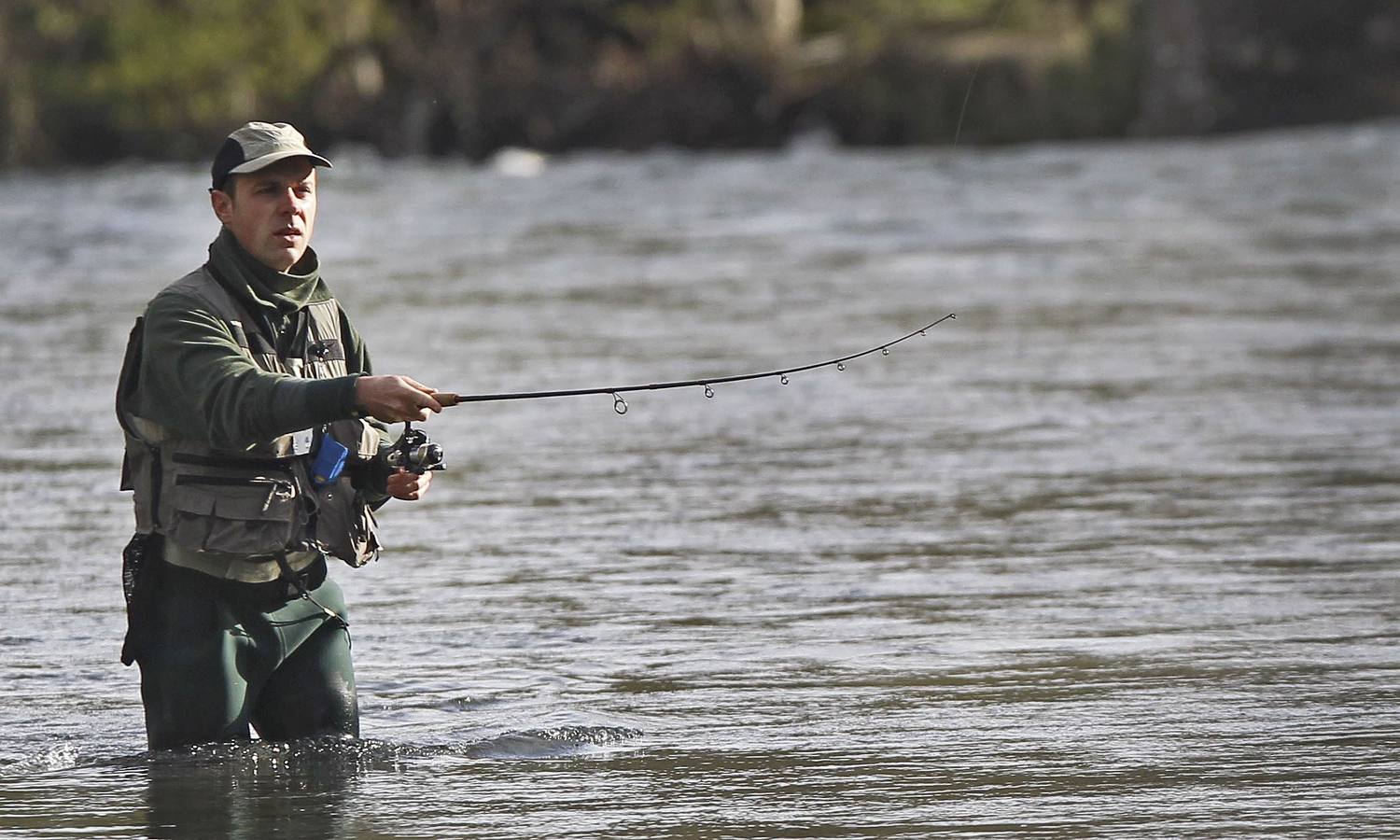 2012. Pesca de trucha en el río Saja