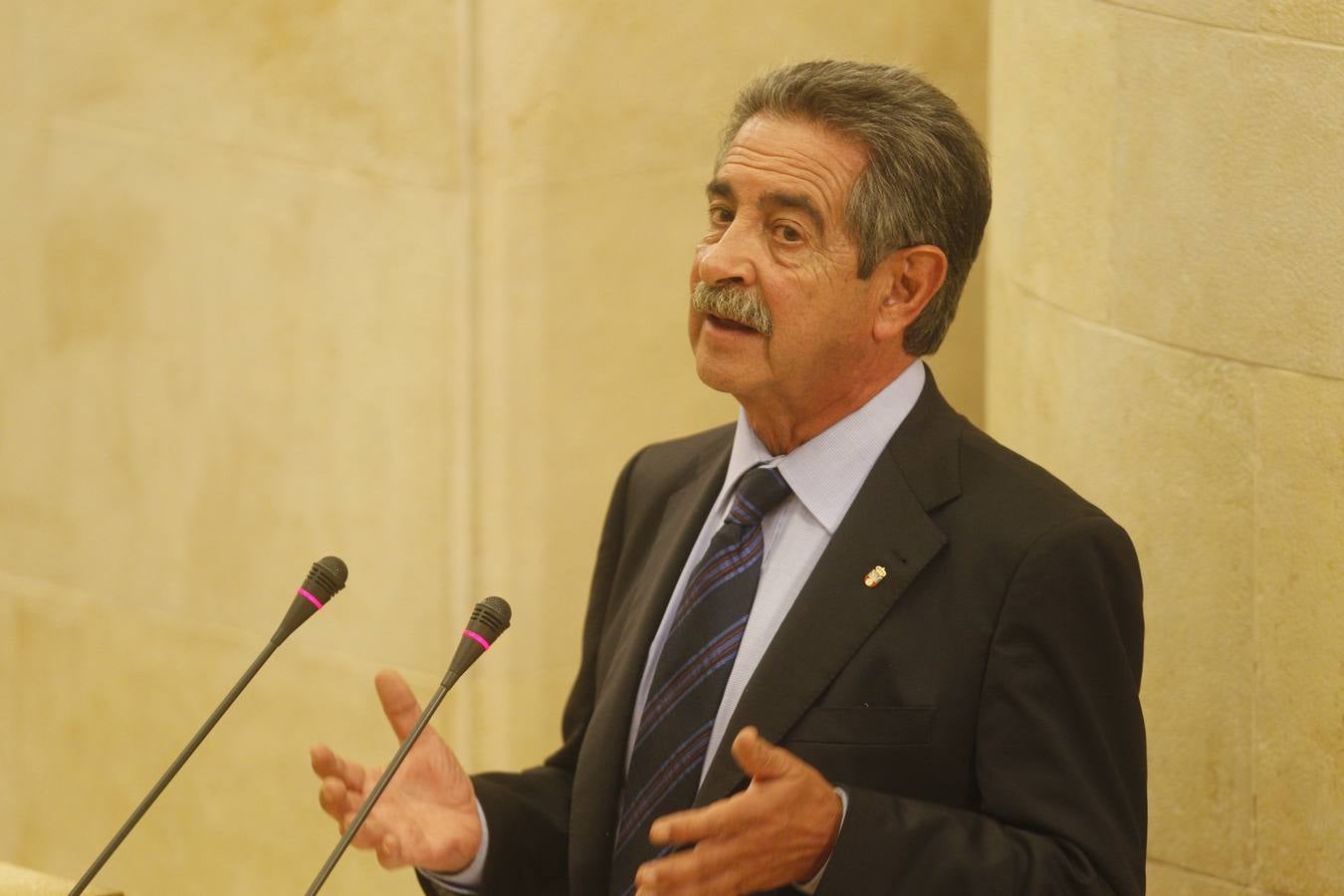 Pleno de investidura de Revilla como presidente de Cantabria