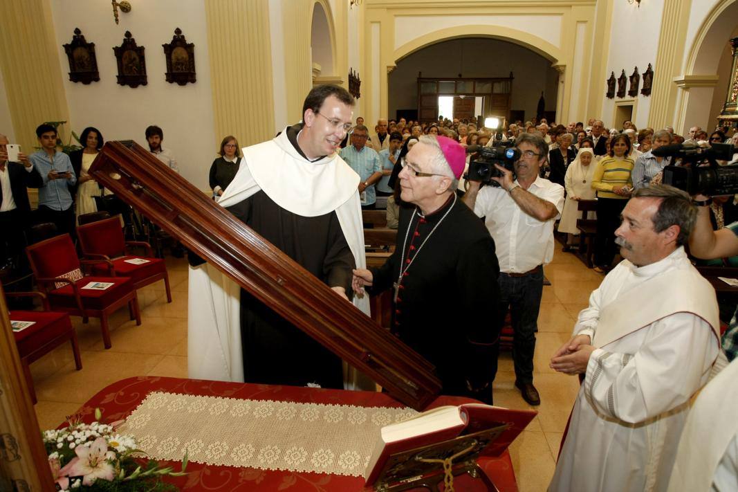 La reliquia del bastón de Santa Teresa llega al monasterio de las Carmelitas Descalzas de Torrelavega.