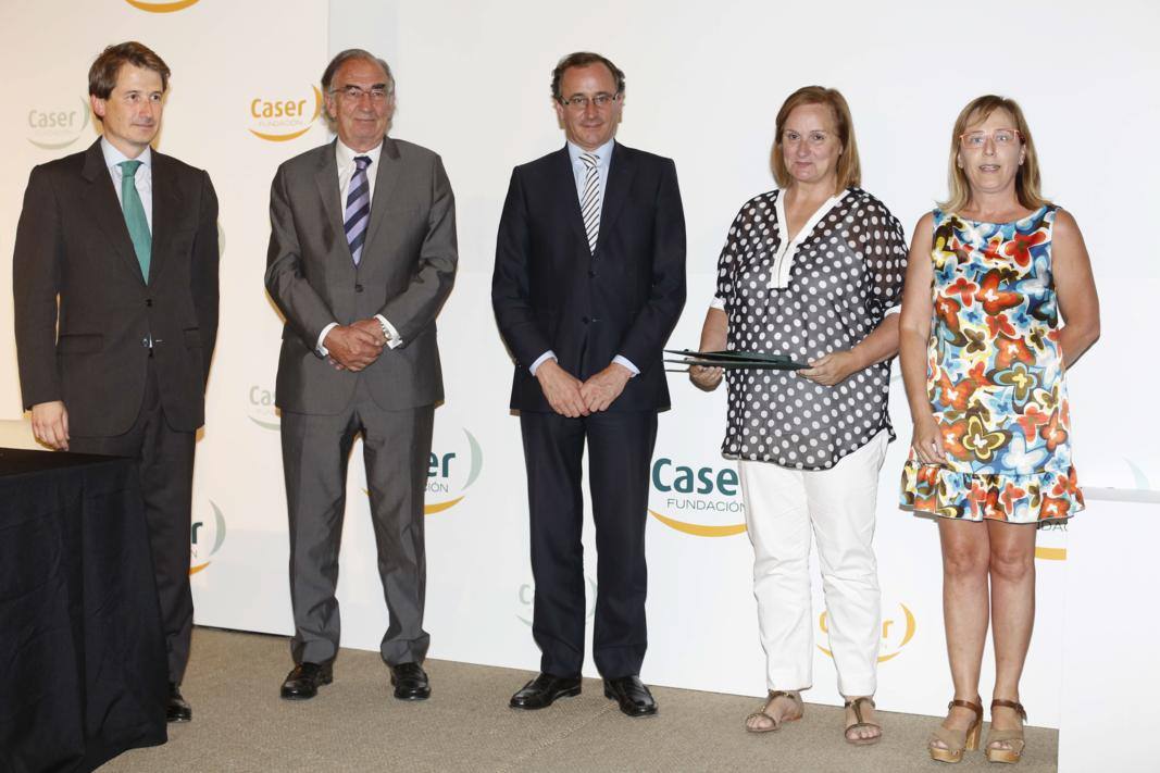 El trabajo publicado por El Diario Montañés 'No solo discapacidad' es premiado por la Fundación Caser. La periodista Violeta Santiago y la presidenta del Cermi Cantabria, Mar Arruti, y Manuel García recogieron el galardón de manos del ministro de Sanidad y del presidente de la Fundación Cáser