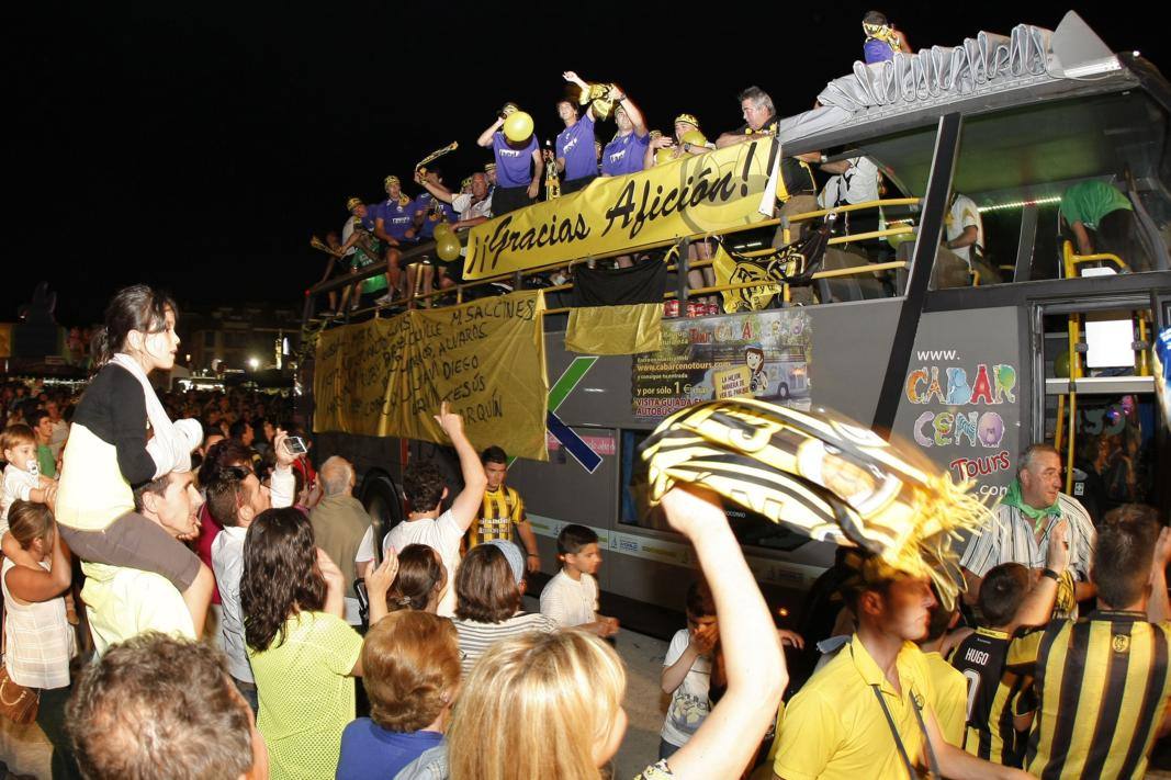No pudo ser el ascenso del Cayón a Segunda B tras perder el partido contra el Portugalete.  Los jugadores fueron recibidos como héroes a su llegada a Sarón.
