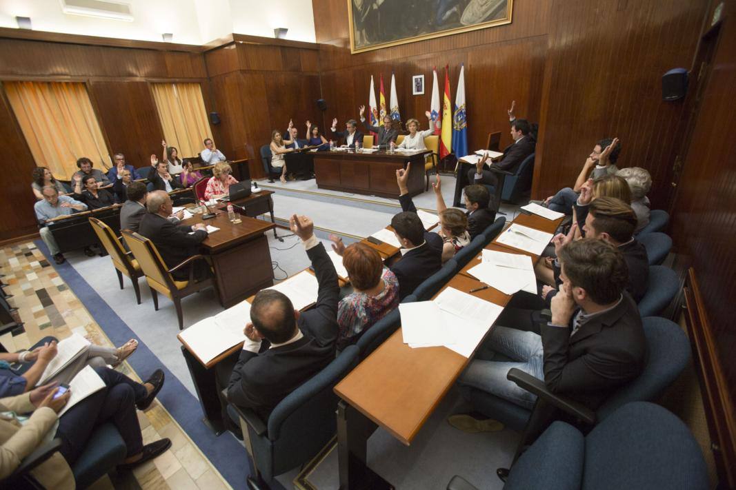 Primer pleno del Ayuntamiento de Santander de la legislatura 2015-19, presidido por el alcalde Íñigo de la Serna.