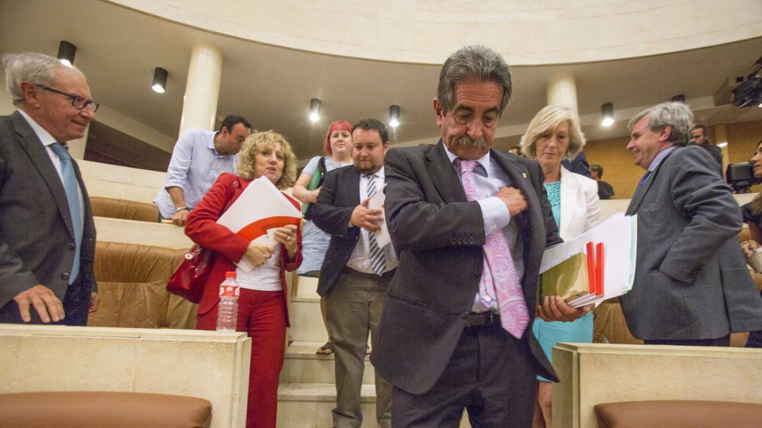 El candidato a la presidencia de Cantabria, Miguel Ángel Revilla, abandona el debate de investidura seguido por Miguel Ángel Palacio, Rosa Eva Díaz Tezanos, Rubén Gómez, Marina Lombó, Rafael de la Sierra.