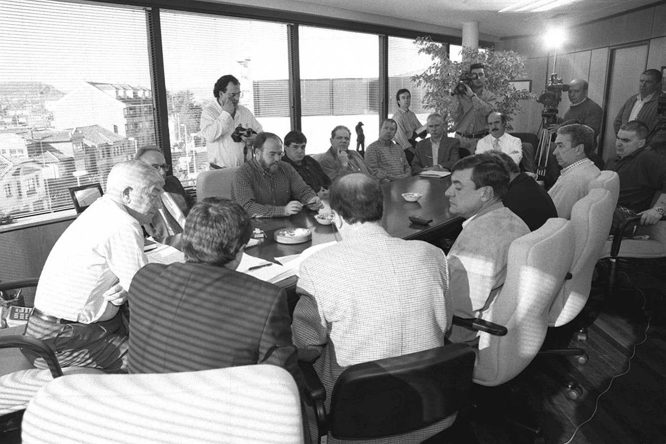 1998. Firma de un acuerdo entre los representantes sindicales y Armando Alvarez en la empresa ASPLA