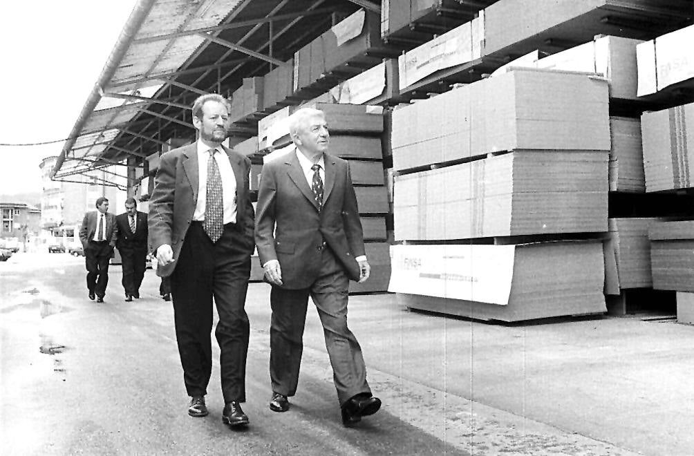 1998. José Ramón Alvarez, consejero de economía visita la empresa Aspla, en Torrelavega, acompañado por el empresario.