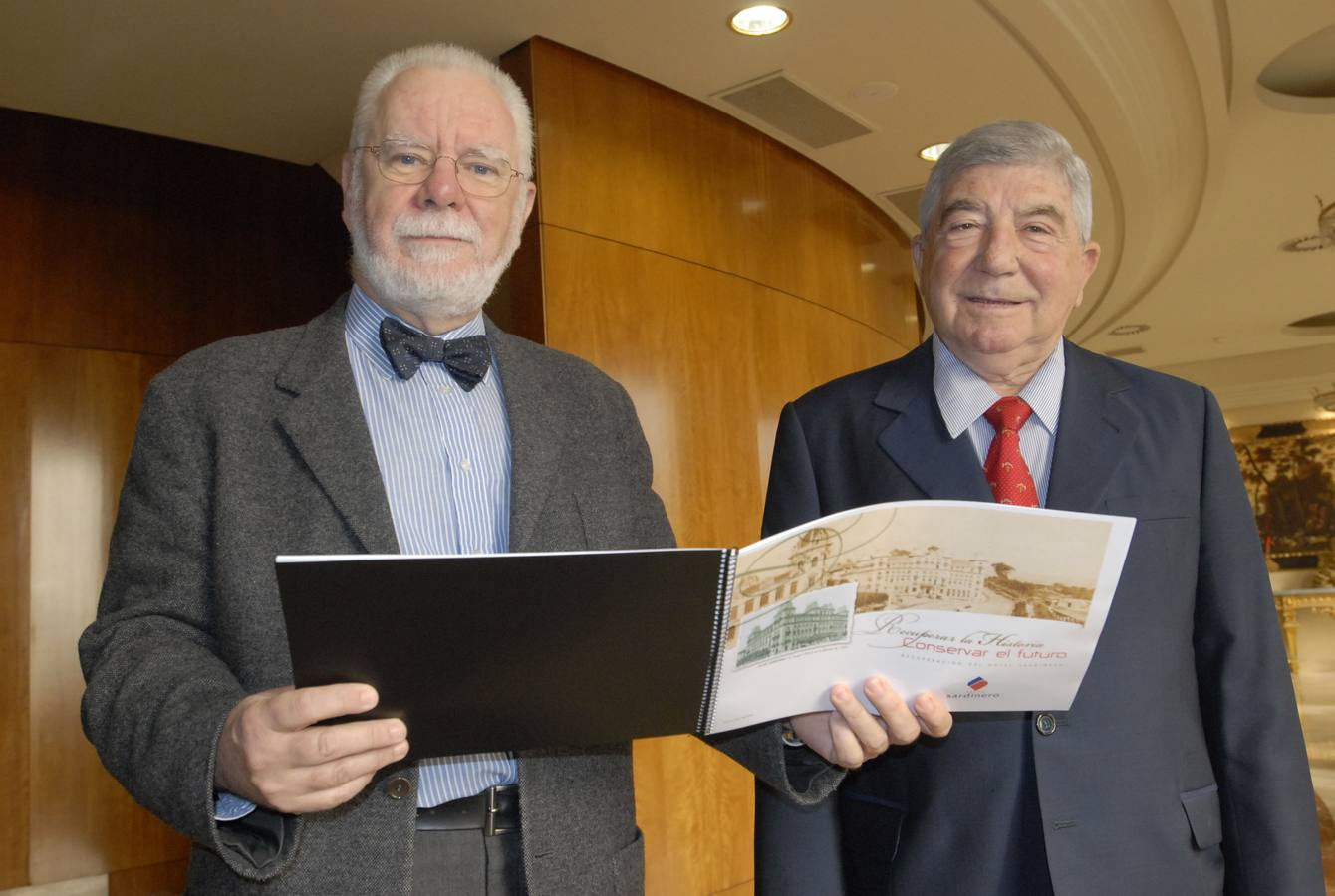 2008.  Armando Alvarez Villanueva, presidente del grupo Sardinero S.A., posa con el arquitecto Luis de la Fuente Salvador.