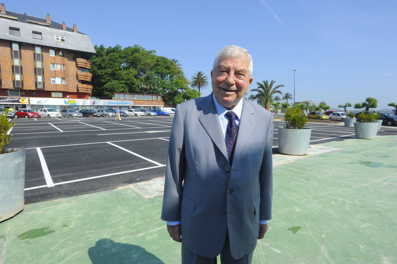 2010. Armando Alvarez posa ante el solar del Hotel Sardinero