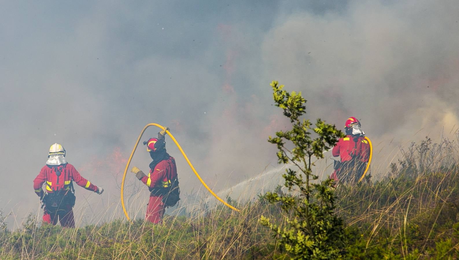 Segunda jornada de lucha contra el fuego