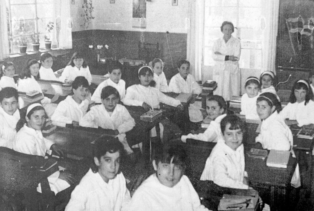 La maestra Crescencia Díaz  y sus alumnas del colegio Fernando de los Ríos de El Astillero, en 1964.